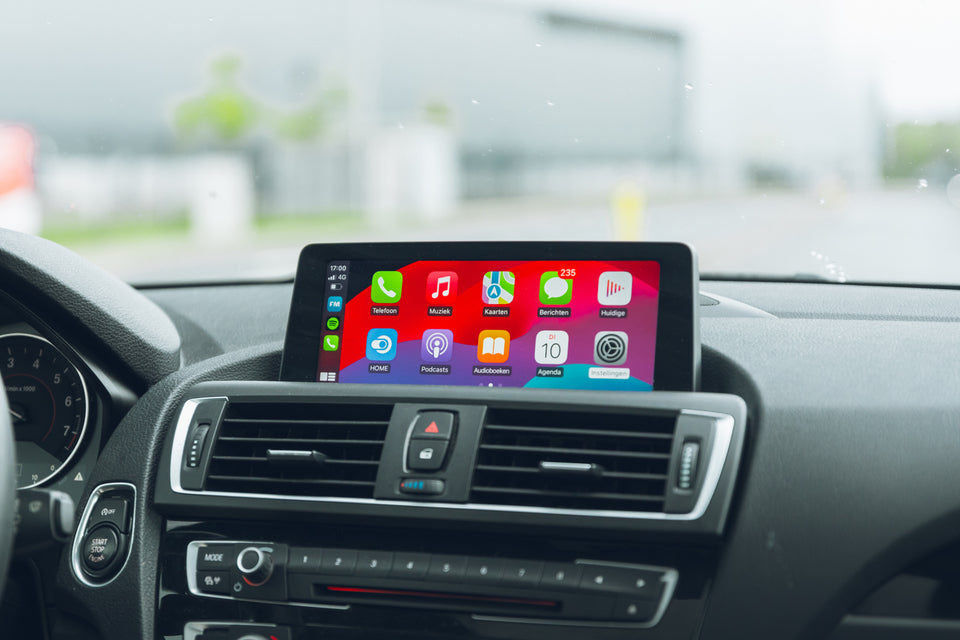 Voorbeeld van Apple CarPlay met telefoonapps op het originele autoscherm